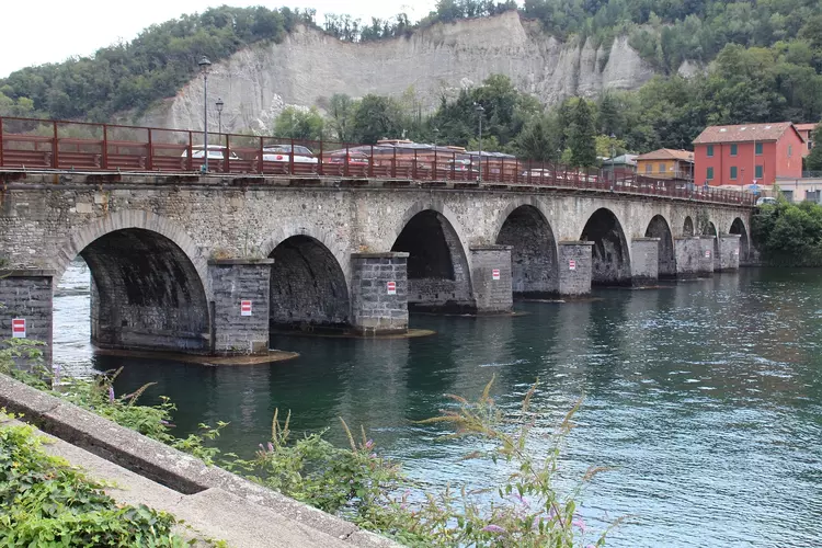 Ponte Azzone Visconti bridge is witness to several historic events